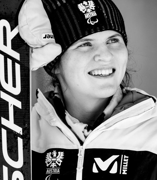 Foto von Veronika Aigner mit Mütze, Handschuh und Ski in der Hand